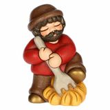 THUN - Man met vork en rotheu van keramiek, 5,2 x 4,3 cm, hoogte 7,9 cm, collectie klassieke kribbe