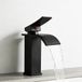 Merkloos Douchekraan voor de badkamer met watervaluitloop en aansluitingen