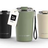 LARS NYSØM Rørelse Thermo Coffee Mug-to-go 380ml - BPA-vrij met Isolatie - Met Draagriem & Tritan Deksel (Sage Green)