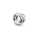 PANDORA Moments Buchstabe O - Bruikbare alfabet bedel van sterling zilver met gegraveerde harten en parels aan de achterkant - compatibel met armbanden uit de PANDORA Moments collectie