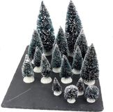 Merkloos / Sans marque Hit Trading B.V. Miniatuur boompjes met sneeuw - 16x stuks - groen - kunststof - verschillende maten - kerstdorp