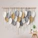 Unyqoos® Décoration murale en macramé, 100 x 72 cm – Tapisserie murale faite à la main style bohème avec motif de feuilles, jaune, incluant 3 bâtons en bois