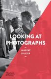 Looking at Photographs (Art Essentials) /anglais: 22