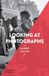 Looking at Photographs (Art Essentials) /anglais: 22