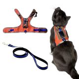 TRAVEL CAT Het Pathfinder kattenharnas met GPS-trackerzak - aangedreven door Tractive - Ontsnappingsbestendig kattenharnas voor klein, oranje, topografisch patroon