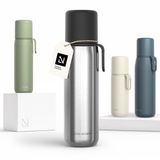 LARS NYSØM Bouteille isotherme en acier inoxydable - Bouteille d'eau isolée à double paroi avec tasse et sangle de transport, bouteille métallique étanche pour le voyage, le bureau et les activités de plein air (Stainless Steel)