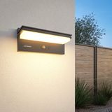 HOFTRONIC Veda - Moderne LED Solar wandlamp buiten met sensor - Bewegingssensor & Schemerschakelaar - 4 lichtstanden - 2700K warm wit - IP65 waterdicht - Zwart
