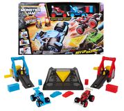 Spin Master Monster Jam Monster Motors Rev Up Raceway Speelset met 2 Exclusieve Monster Trucks