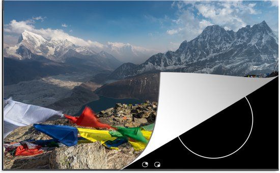 KitchenYeah® Inductie beschermer 77x51 cm - Vlaggen in Himalaya gebergte op bergtop, Nepal - Inductie kookplaat accessoire