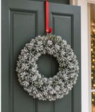 Merkloos / Sans marque Besneeuwde kerstkrans - D40 cm - met deurhanger rood - deurkrans