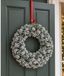 Merkloos / Sans marque Besneeuwde kerstkrans - D40 cm - met deurhanger rood - deurkrans