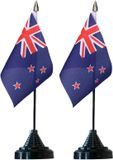 Merkloos / Sans marque Shoppartners Bv Vlag Nieuw Zeeland tafelvlaggetjes - 2x stuks - 10 x 15 cm vlag - zwarte standaard