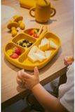 Interbaby Babybord met vakken, zuignap en deksel, mosterd geel, siliconen, BPA-vrij, vaatwasser- en magnetronbestendig