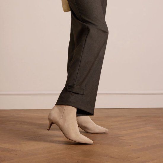 Manfield Dames Beige Suède Enkellaarsjes met Hak - Maat 38
