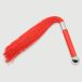 Flogger rouge avec accents métalliques et franges fines