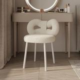 Fianao – Tabouret de coiffeuse – Chaise de dressing – Dossier avec nœud – Pieds réglables en hauteur – Sans accoudoirs – Idéal pour chambre et salon – Dimensions : 33 × 36 × 68 cm – Blanc
