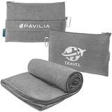 PAVILIA Reisdeken Compact, Vliegtuig Deken Packable Bag, Zachte Fleece Draagbare Sierkussen Combo Set, Vliegtuig Vlucht Auto Reizen Essentials Gift Accessoires, Bagage Riem Rugzak Clip, Grijs