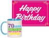Bellatio Decorations Verjaardag cadeau koffiemok thema 70 jaar - voor een vrouw - topper - met knalroze Happy Birthday wenskaart - A5 formaat