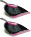 Merkloos / Sans marque Sorbo Stoffer en blik zwart/roze - 2x - kunststof kamerveger/handveger met blik