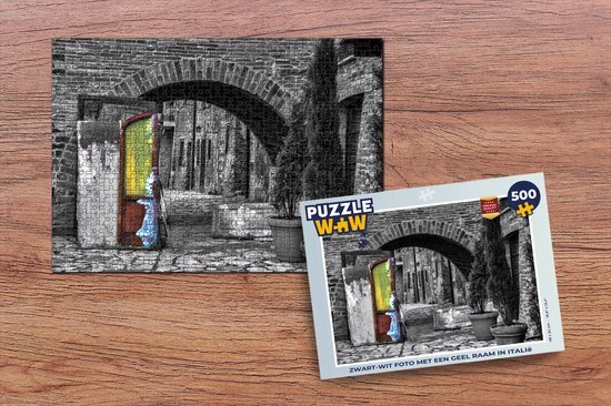 MuchoWow Puzzel Zwart-wit foto met een geel raam in Italië - Legpuzzel - Puzzel 500 stukjes