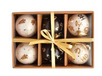 Ciao Set van 6 decoupage Kerstboomballen (Ø7,5cm) Ho Ho Ho met stoffen lint in havana geschenkdoos
