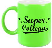 Bellatio Decorations - Super collega tekst koffiemok - cadeau beker - 300 ml - neon groen