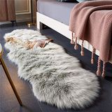 EasyJoy Pluizig tapijt, superzacht, kunstbont, voor slaapkamer, bank, woonkamer (0,6 x 1,8 m, schapenvacht, lichtgrijs)