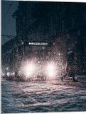 Merkloos / Sans marque Foto op Acrylglas - Bus door Regenplassen in de Avond - 60x80 cm