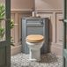Hudson Reed Thornton WC-Ombouw Hoekmontage Lichtgrijs Klassiek met Reservoir, Chromen Spoelknop en Staand Toilet met Eikeneffect Toiletzitting