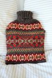 Pachamama Moray bouillotte avec housse en laine - 2 Litres - Commerce équitable - Gris/Rouge foncé/Crème/Orange/Vert