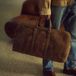 Manfield - Taupe suède weekendtas