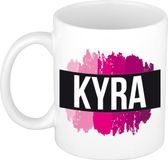 Bellatio Decorations Kyra naam cadeau koffie mok - beker - met roze verfstrepen - Cadeau collega - moederdag - verjaardag - juf - coach - 300 ml - wit