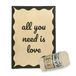 Fisura – Originele fleece deken “all you need is love”, beige fleece deken en plaid voor bank en bed, zacht en warm fluweel, 180 x 130 cm decoratieve woondeken