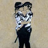 Homemania Muurfoto, geïnspireerd door auteurs Banksy, politieagent Baiser, decoratie, thuismuurkunst, digitaal, tekening, frame, meerkleurig, hout, katoen, 60 x 60 x 3 cm