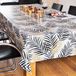 Bellatio Design Tafelkleed - wit/zwarte/goud - bladeren - 140 x 250 cm