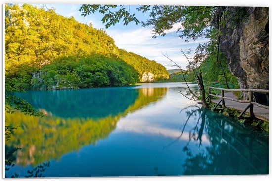 Merkloos / Sans marque PVC Schuimplaat - Blauwkleurig Meer onder aan de Berg - 60x40 cm