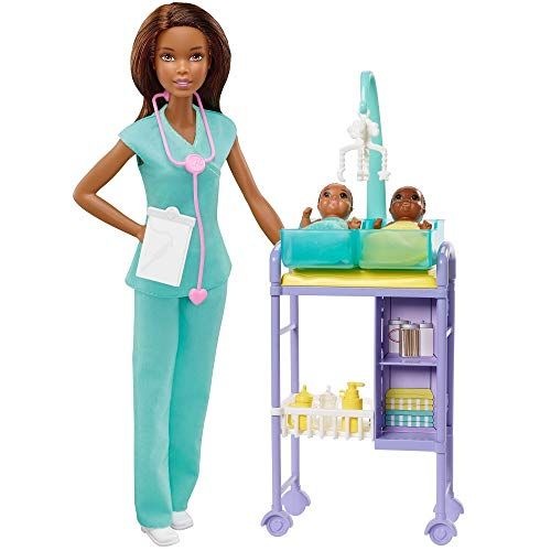 Barbie GKH24 - kinderarts pop (bruint) en speelset met accessoires, speelgoed vanaf 3 jaar
