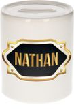 Bellatio Decorations Shoppartners Bv Spaarpot met voornaam Nathan - wit - met goud/zwart embleem - 8 x 9 cm - keramiek - met afsluitdop - cadeau verjaardag
