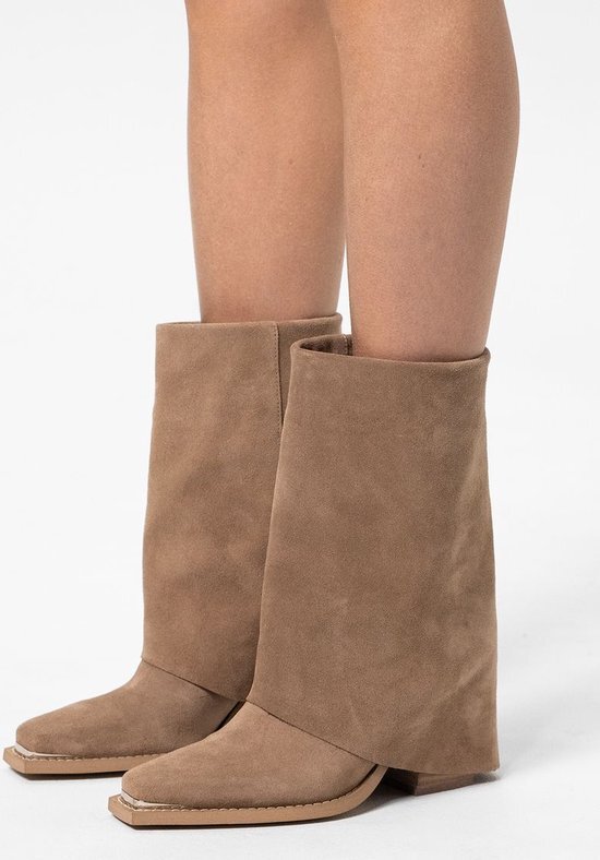 Sacha - Dames - Beige suède western enkellaarsjes met flap - Maat 40