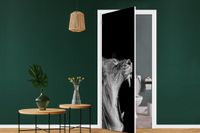 StickerSnake Deursticker Leeuw Zwart Wit Portret 85x205 cm - StickerSnake