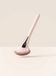 Rare Beauty Pinceau poudre biseauté Warm Wishes - Rose clair