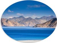 Merkloos / Sans marque PVC Schuimplaat Ovaal - Meer aan de Rand van Berggebied - 40x30 cm - Forex - Landelijk