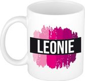 Bellatio Decorations Leonie naam cadeau koffie mok - beker - met roze verfstrepen - Cadeau collega - moederdag - verjaardag - juf - coach - 300 ml - wit
