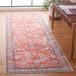Safavieh Distressed tapijt voor machinewasbaar en antislip, ideaal voor drukbelopen ruimtes, Arizona Collection, korte pool, rood en blauw, 76 x 183 cm