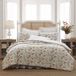 Laura Ashley - Twin Dekbedset, omkeerbaar katoenen beddengoed met bijpassende sham, bloemen woondecoratie met geruite achterkant (Bramble Floral Beige, Twin)