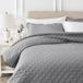 Amazon Basics Bedsprei met reliëfpatroon, extra groot, donkergrijs, ruten, 170 x 210 cm
