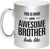 Bellatio Decorations Shoppartners Bv This is what an awesome brother looks like tekst cadeau zilveren mok / beker - zilver - 330 ml - broer / broertje kado