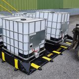 Justrite Robuuste drive-in opvangbak voor vaten, IBC continers en tanks 142.2cm x 203.2cm Zwart