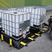 Justrite Robuuste drive-in opvangbak voor vaten, IBC continers en tanks 142.2cm x 203.2cm Zwart
