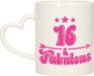 Bellatio Decorations Verjaardag cadeau mok 16 jaar - roze - hartjes handvat - geweldig - 300 ml - keramiek